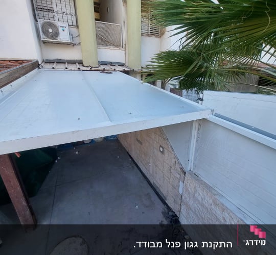 גג מתכת לבן עם עמודי עץ ותמיכה צדדית